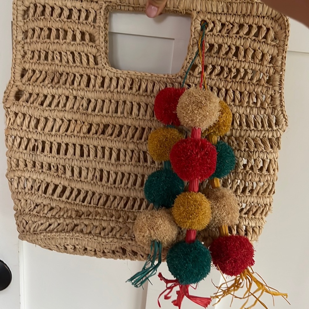 Mar y Sol straw bag with colorful pompoms. EUC